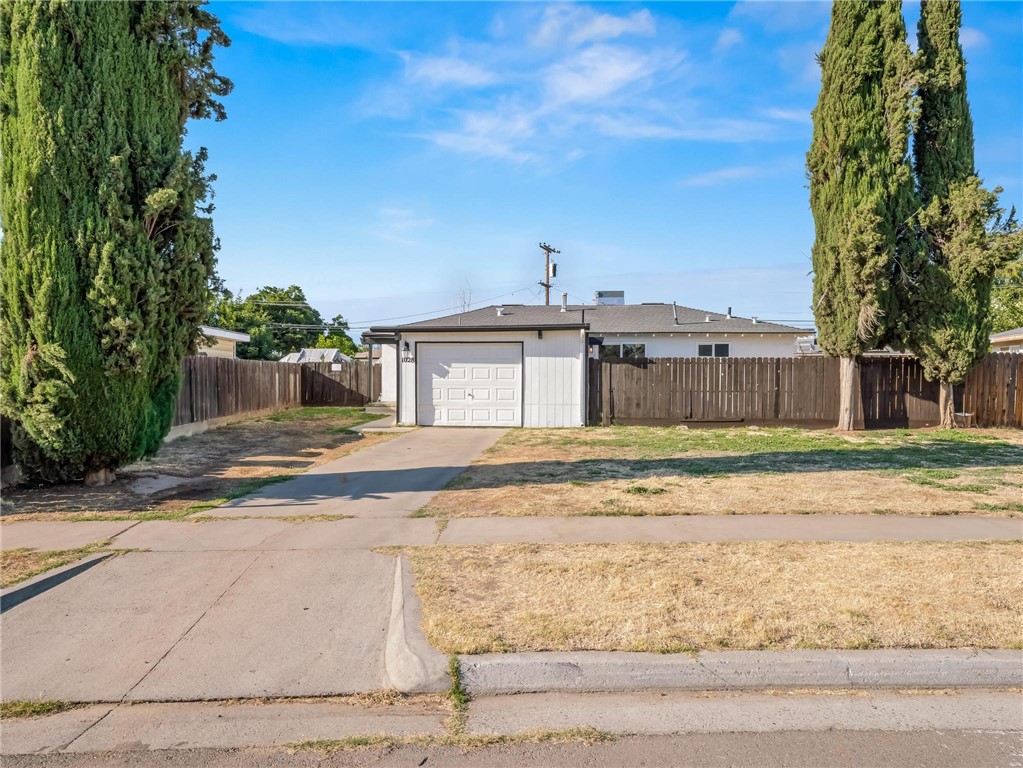1028 W Holland Ave, Fresno, CA 93705
