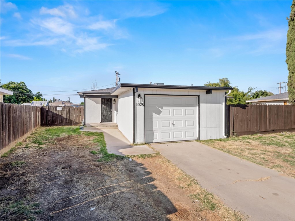 1028 W Holland Ave, Fresno, CA 93705