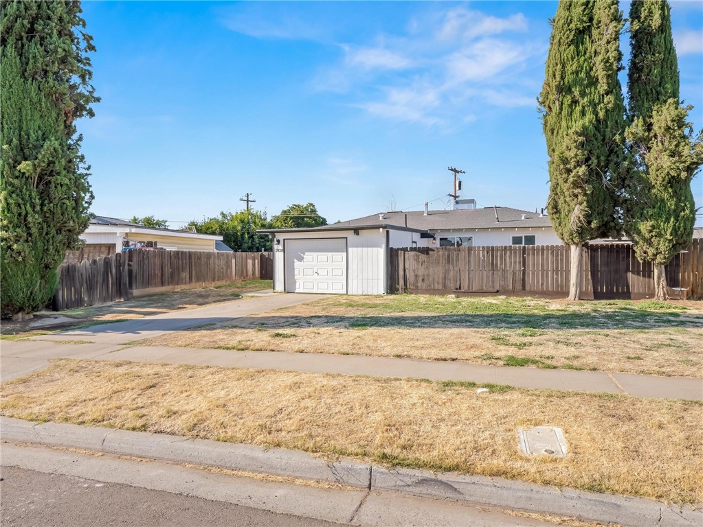 1028 W Holland Ave, Fresno, CA 93705