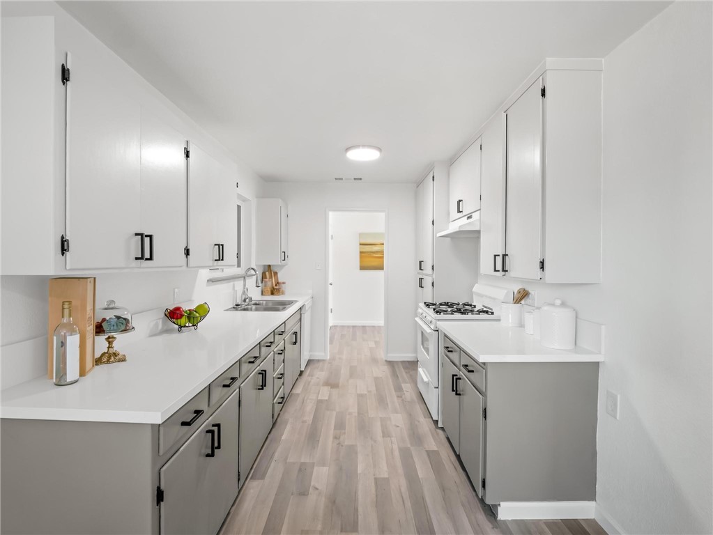 1028 W Holland Ave, Fresno, CA 93705