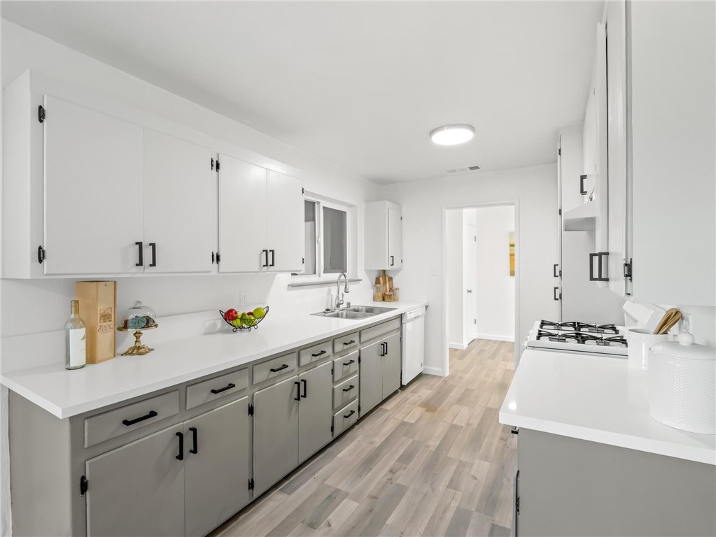 1028 W Holland Ave, Fresno, CA 93705