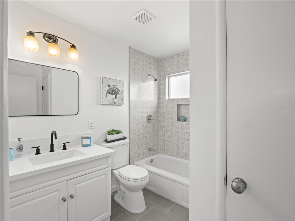 1028 W Holland Ave, Fresno, CA 93705