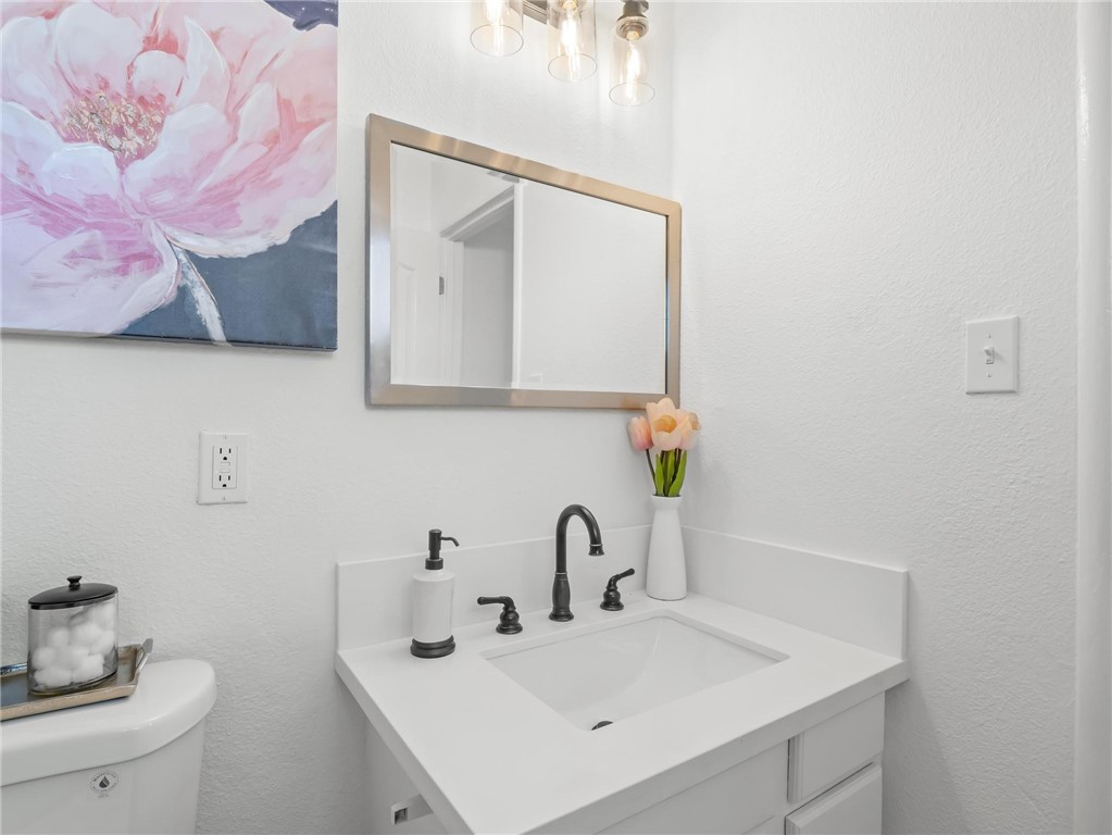 1028 W Holland Ave, Fresno, CA 93705