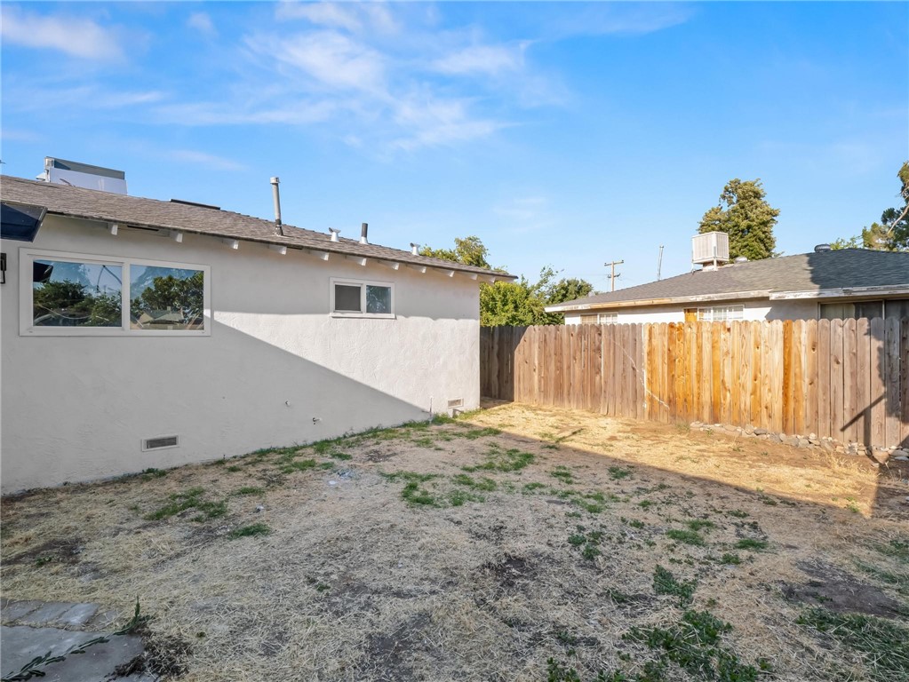 1028 W Holland Ave, Fresno, CA 93705