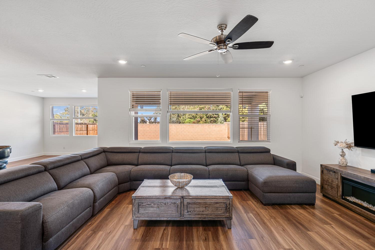 6338 E Ramona Way, Fresno, CA 93727