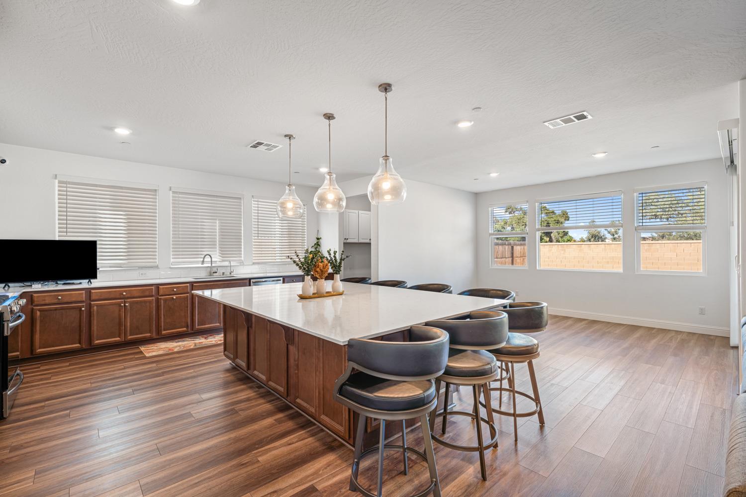 6338 E Ramona Way, Fresno, CA 93727