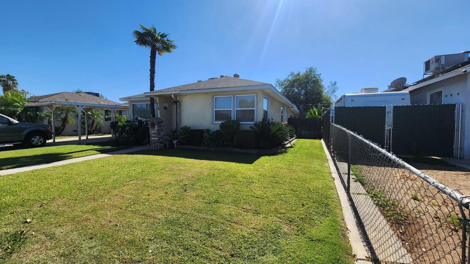 1039 W Saginaw Way, Fresno, CA 93705
