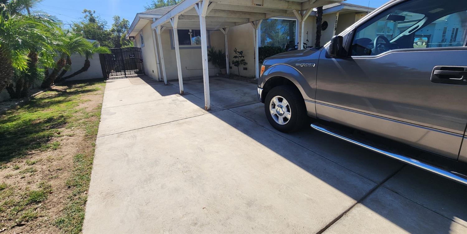1039 W Saginaw Way, Fresno, CA 93705