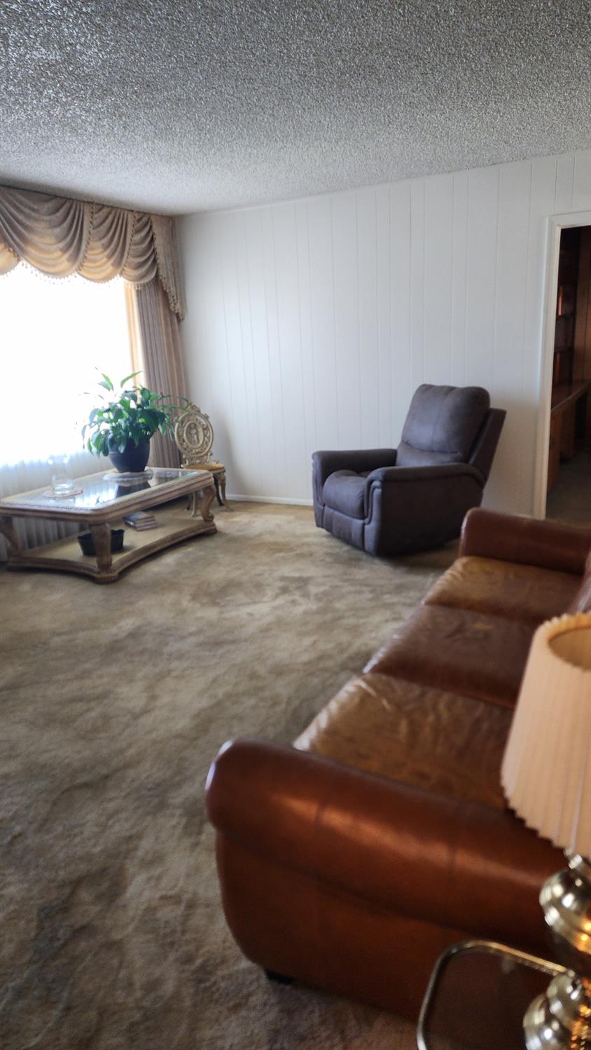 1039 W Saginaw Way, Fresno, CA 93705