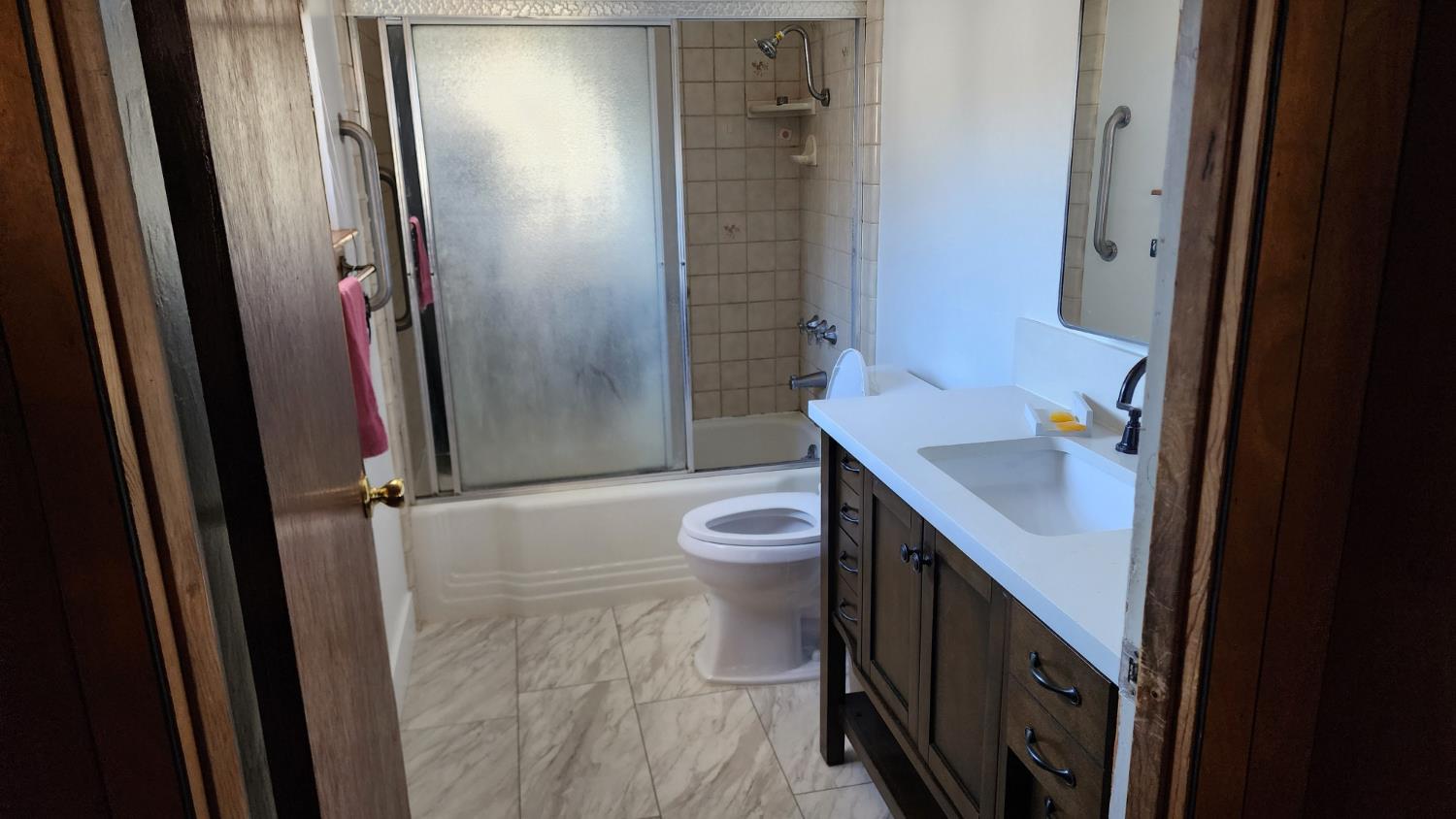 1039 W Saginaw Way, Fresno, CA 93705