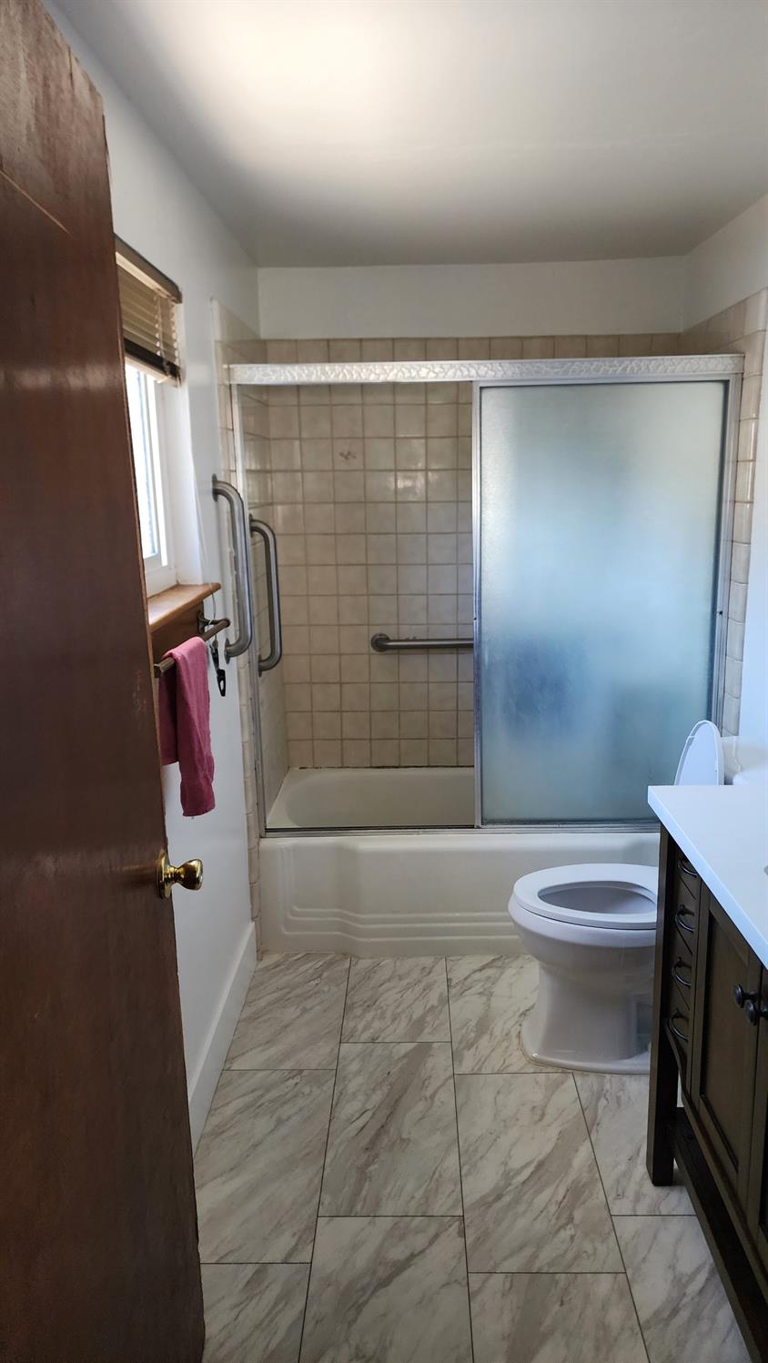 1039 W Saginaw Way, Fresno, CA 93705