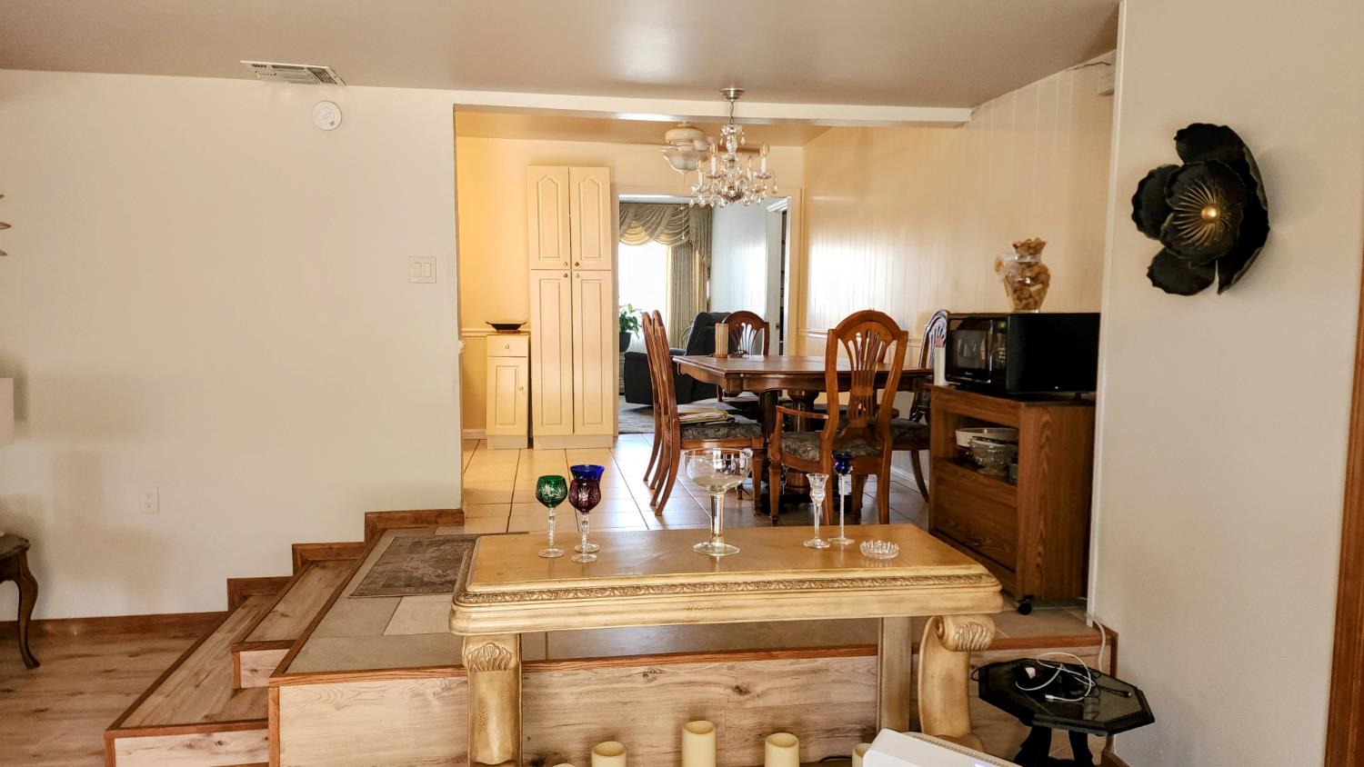 1039 W Saginaw Way, Fresno, CA 93705