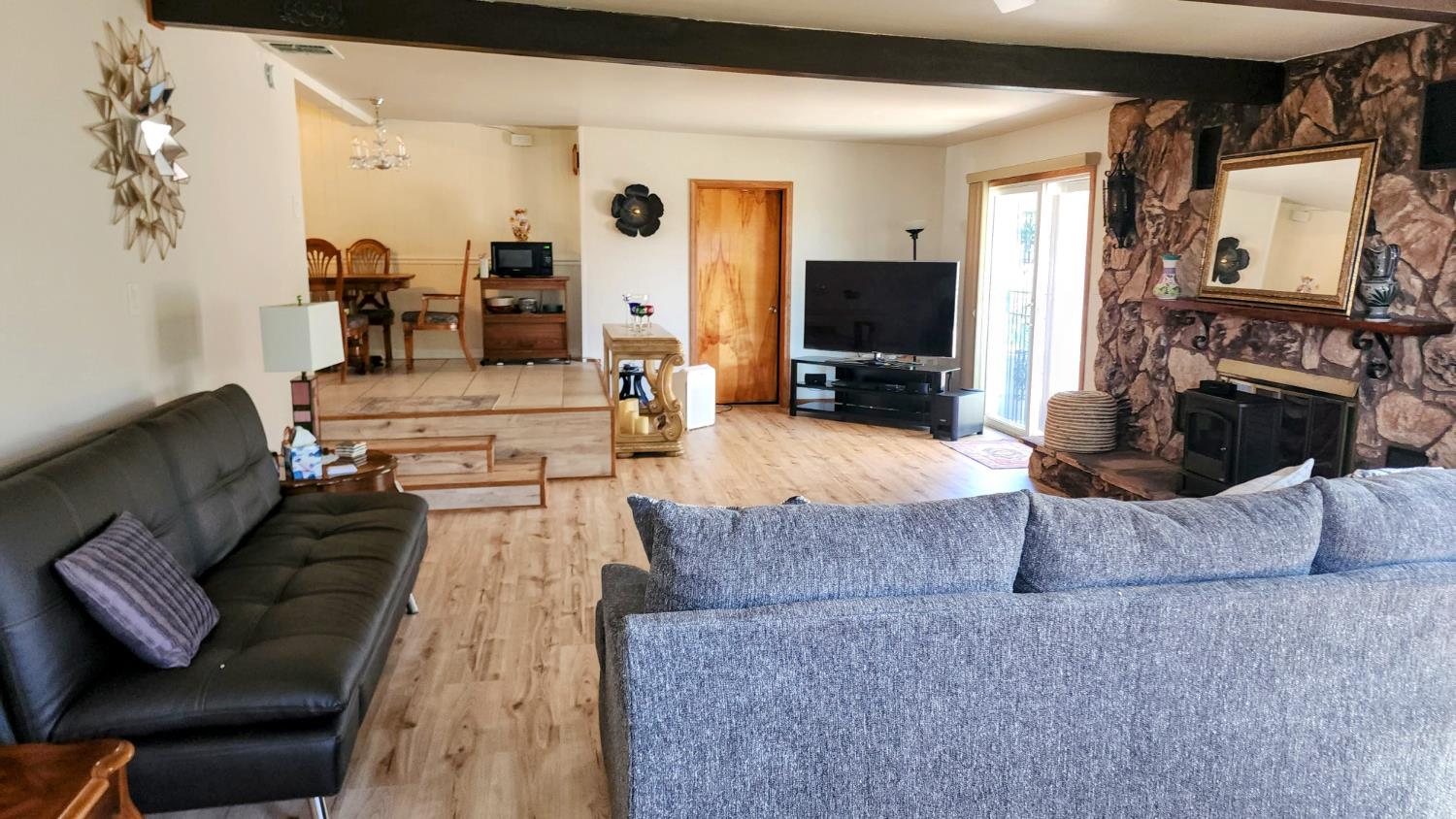 1039 W Saginaw Way, Fresno, CA 93705