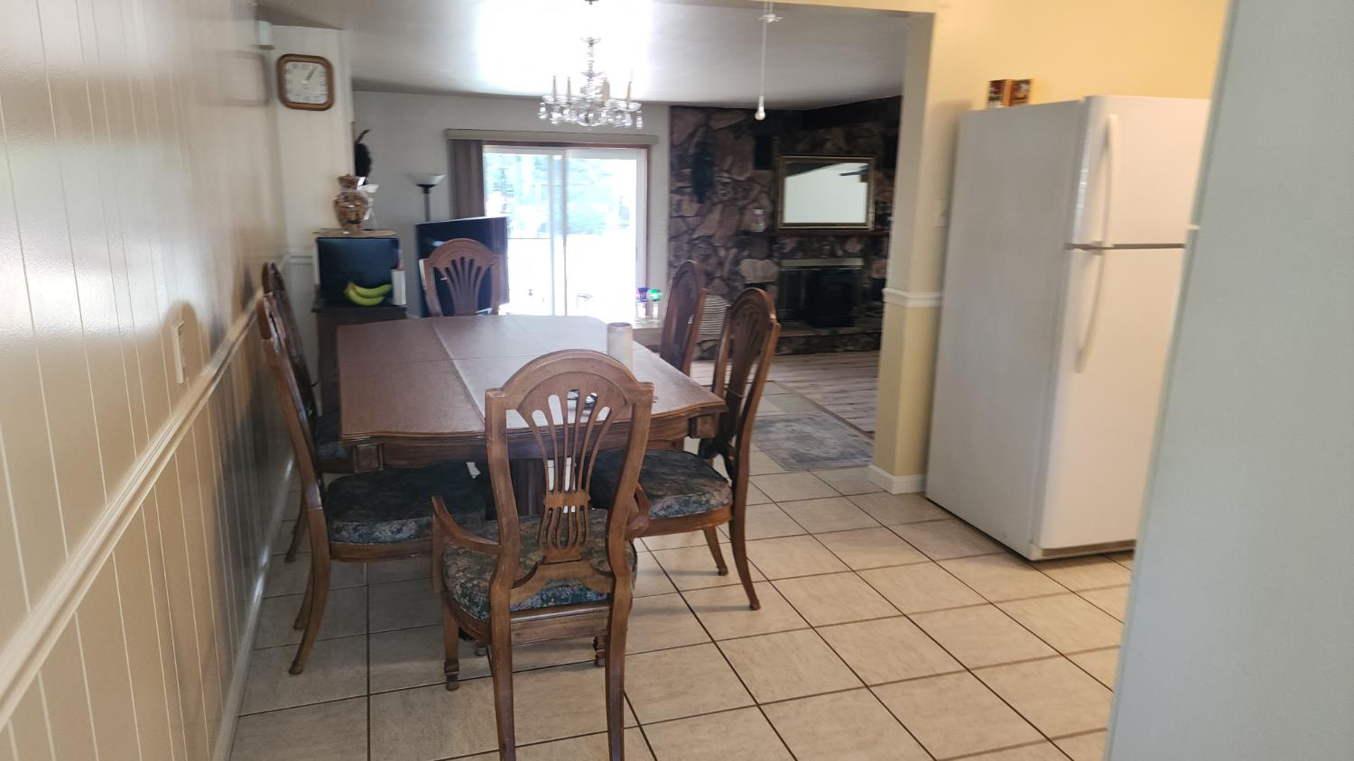 1039 W Saginaw Way, Fresno, CA 93705