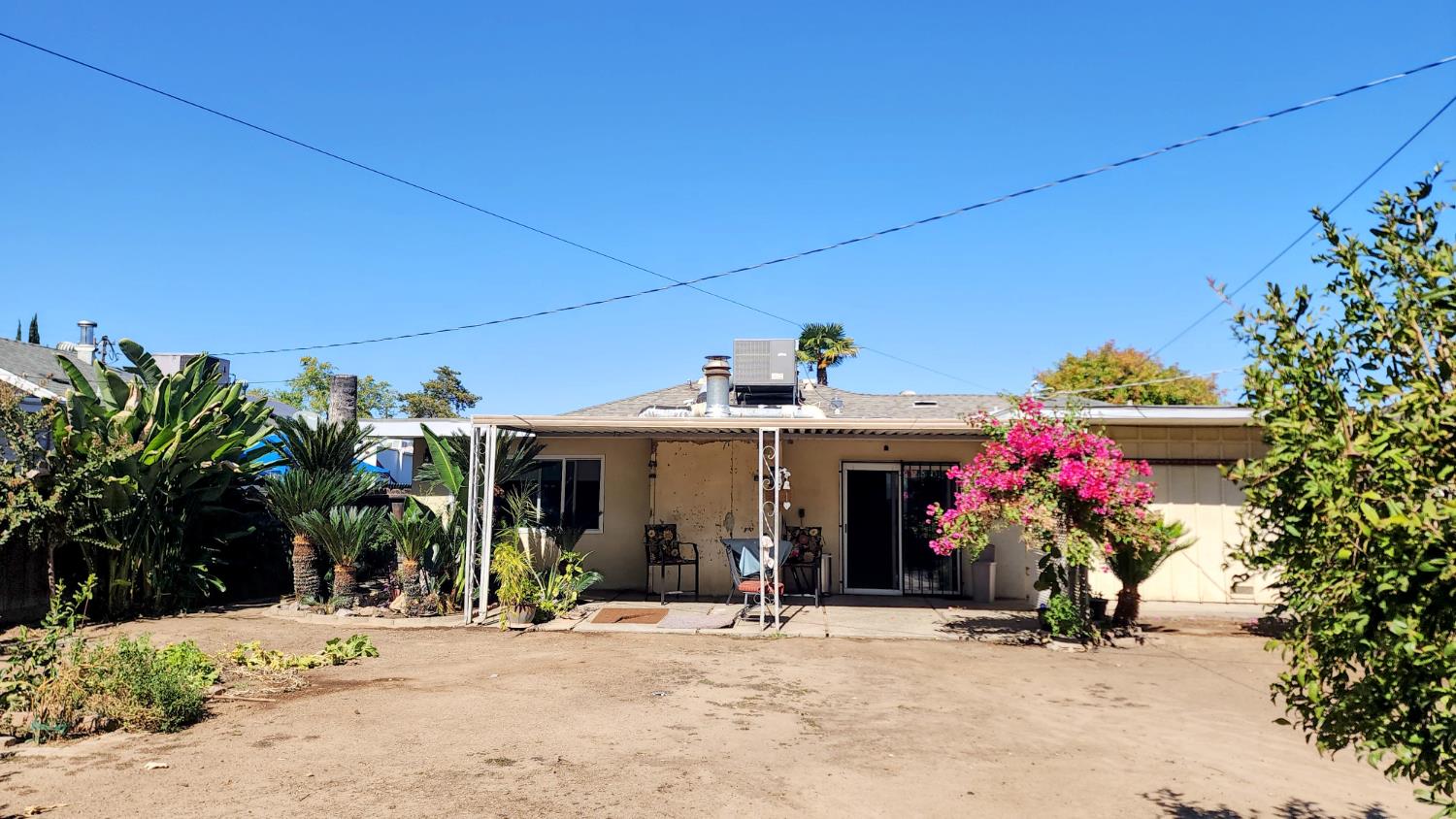 1039 W Saginaw Way, Fresno, CA 93705