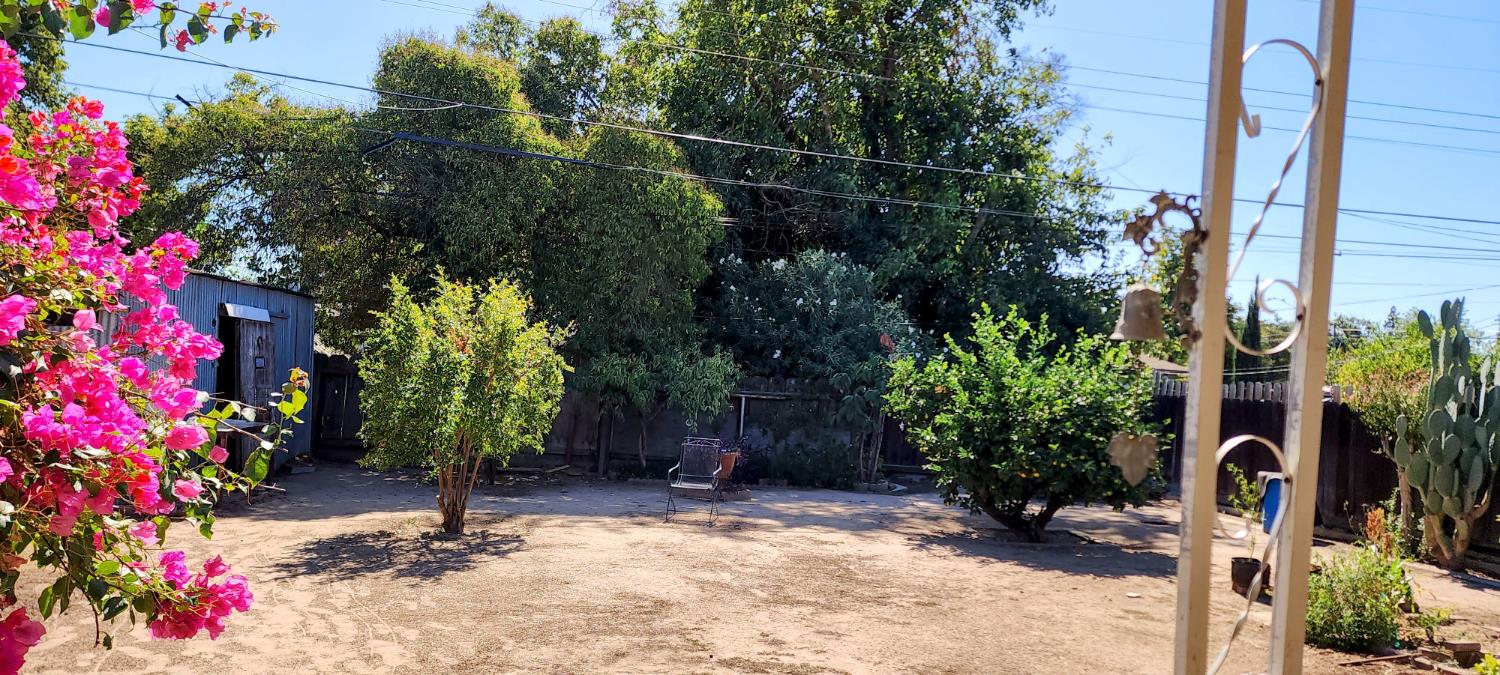 1039 W Saginaw Way, Fresno, CA 93705