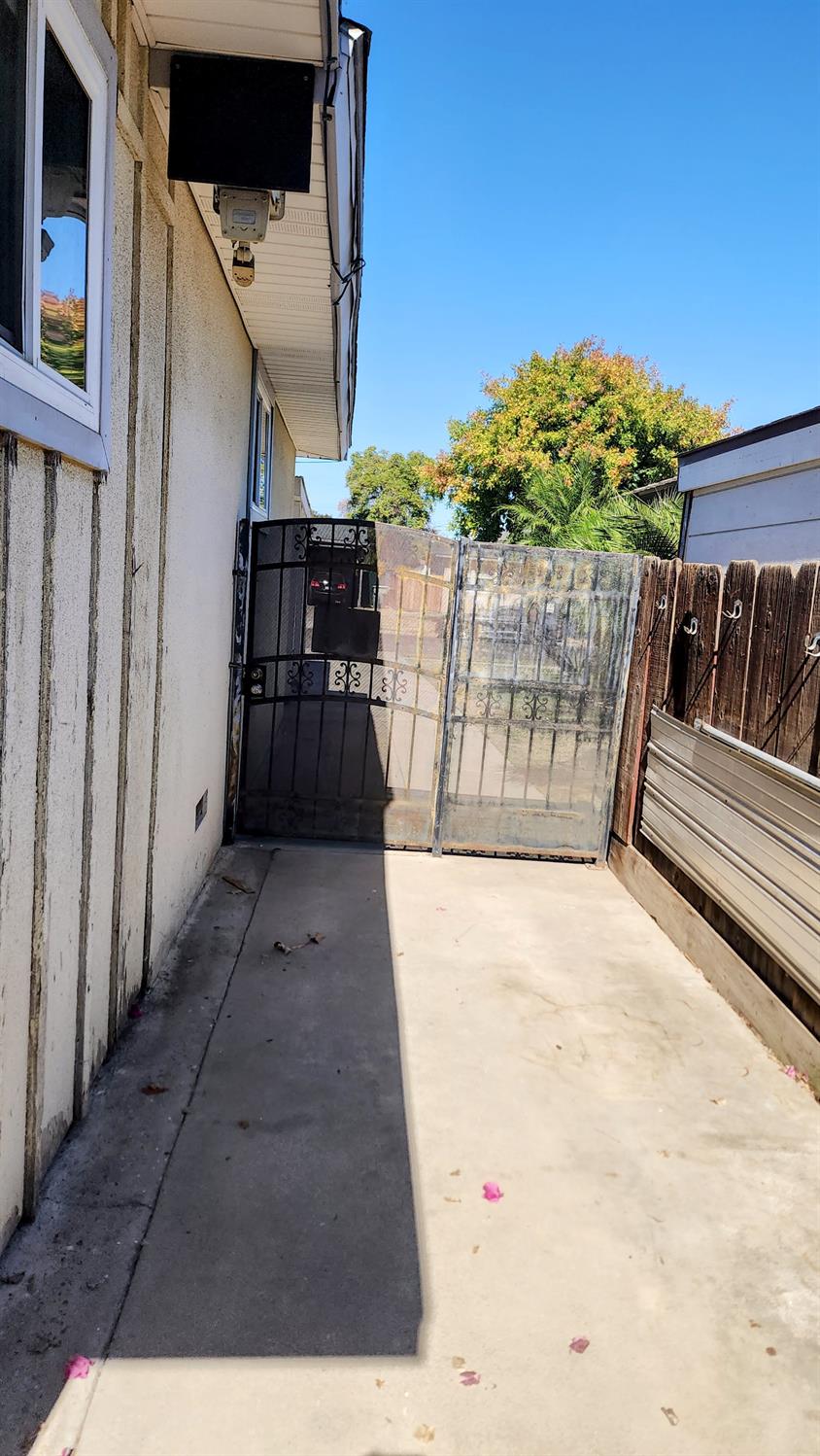 1039 W Saginaw Way, Fresno, CA 93705