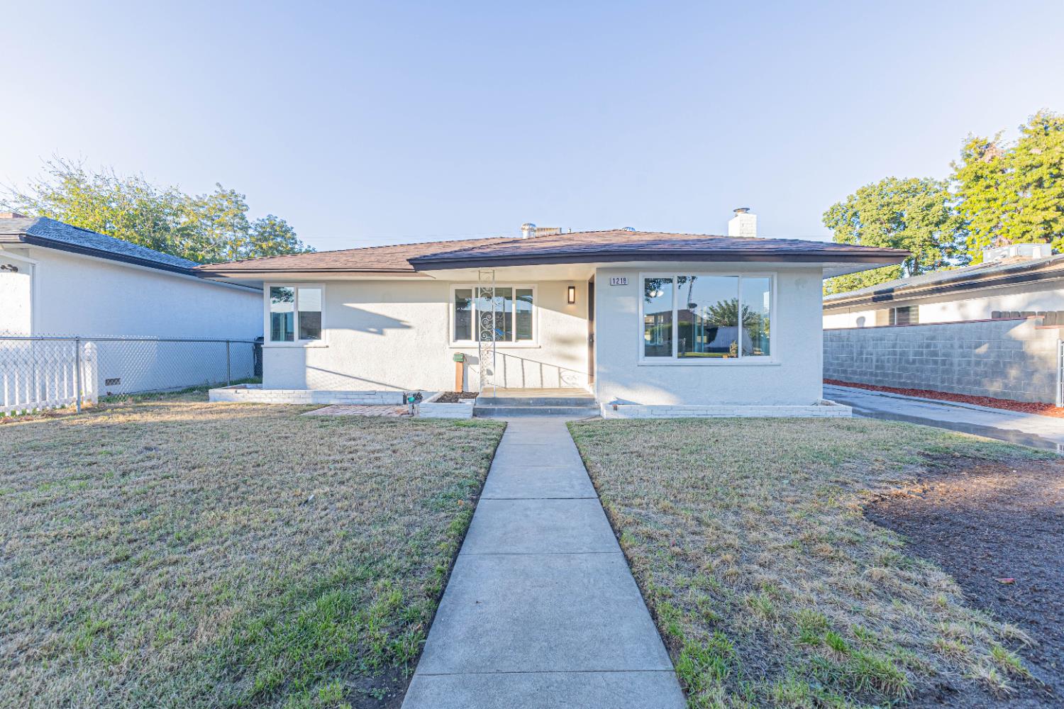 1218 W Fountain Way, Fresno, CA 93705