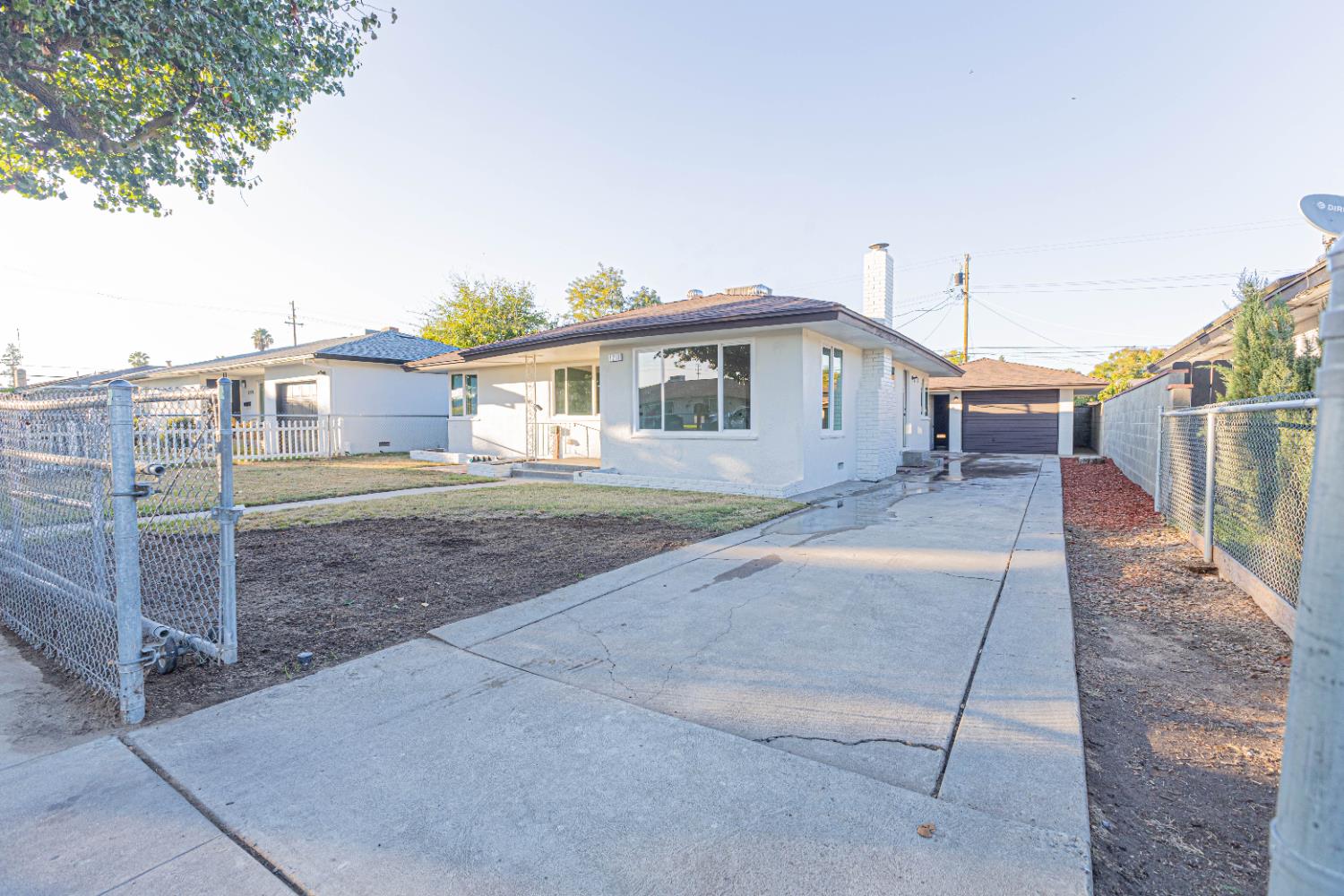 1218 W Fountain Way, Fresno, CA 93705