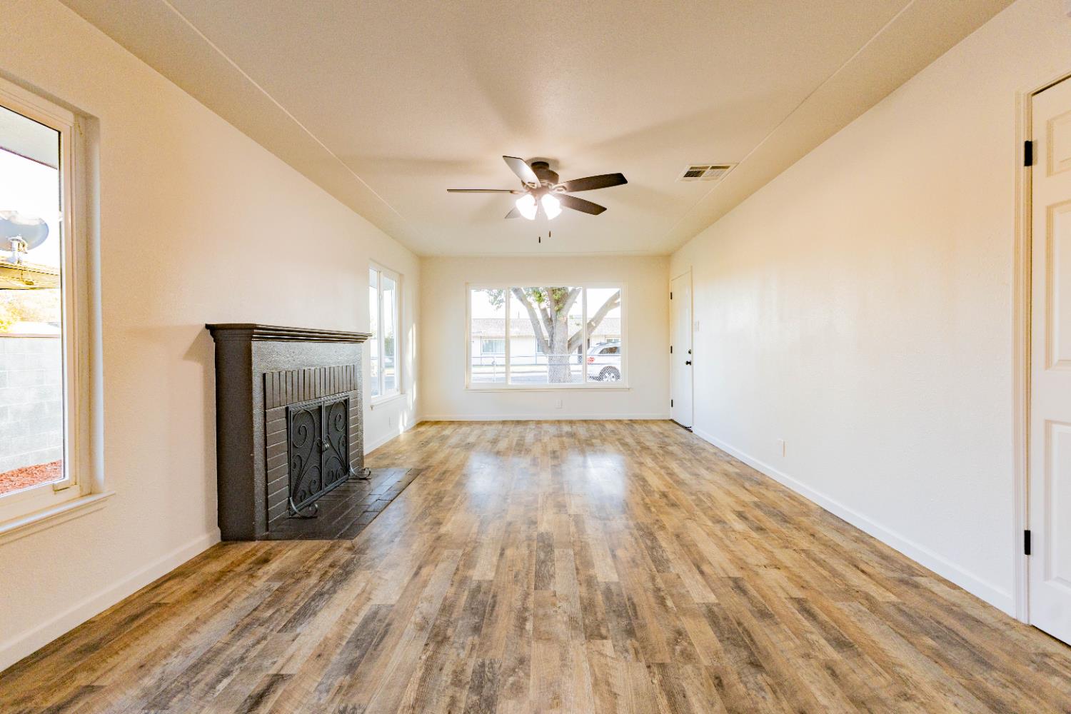 1218 W Fountain Way, Fresno, CA 93705