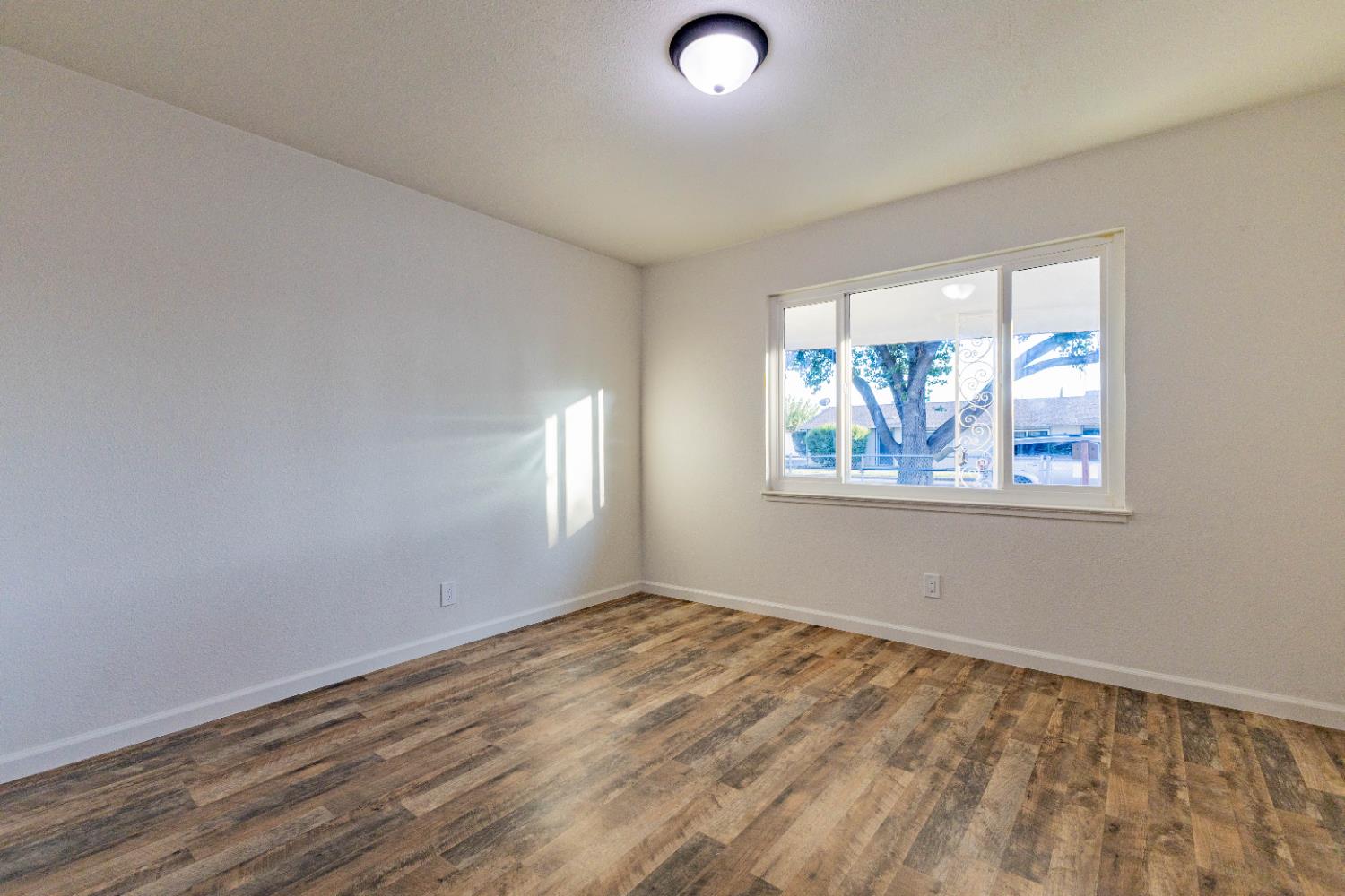 1218 W Fountain Way, Fresno, CA 93705