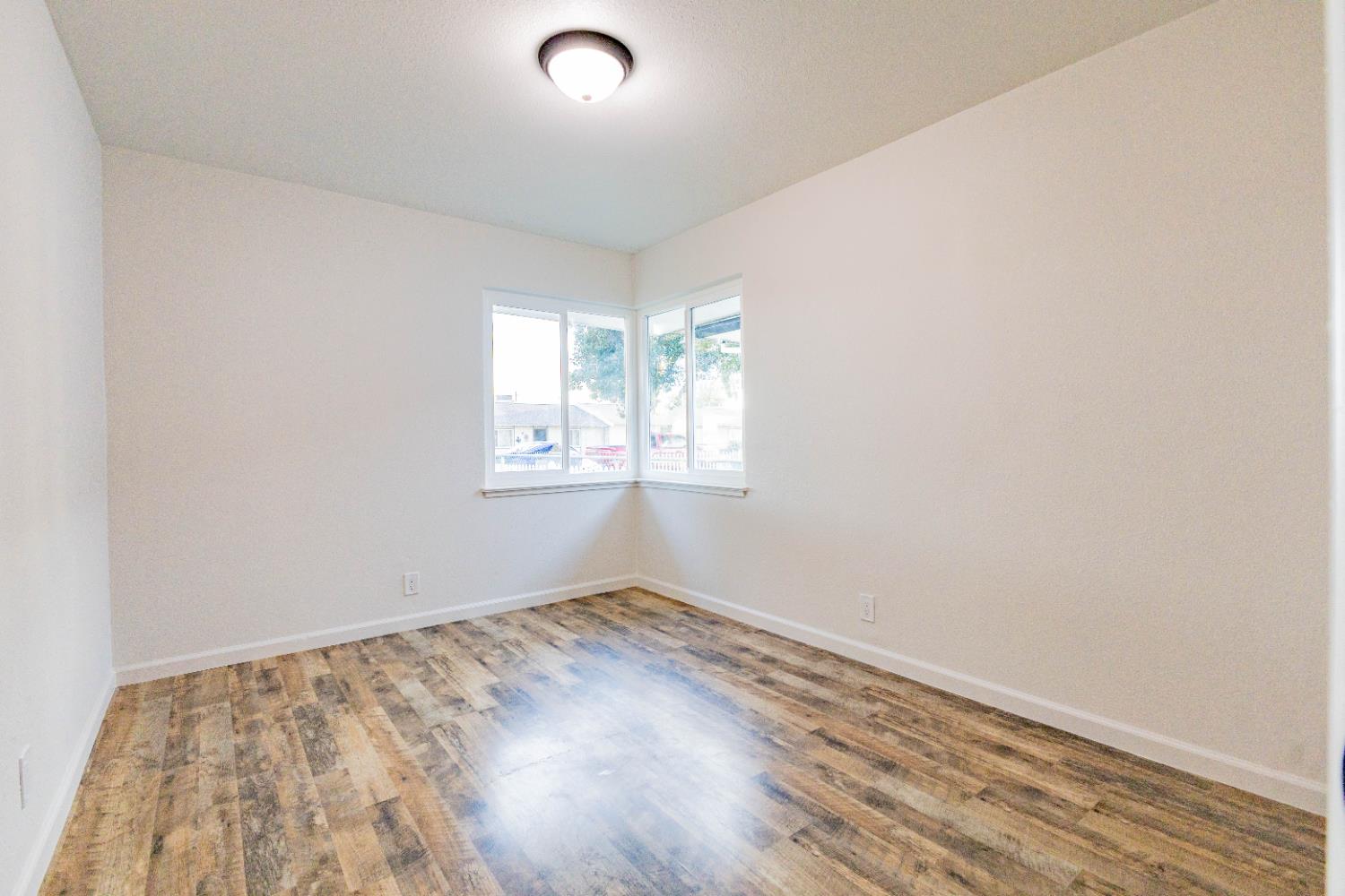 1218 W Fountain Way, Fresno, CA 93705